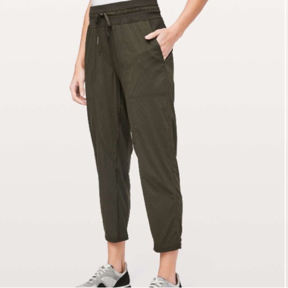 Lululemon Athletica studio crop size 10